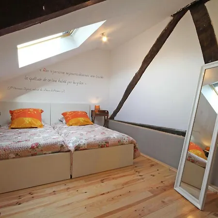 Cosy Au-dessus D'un Cafe Litteraire Avec Jardin Et Location De Velos, Proche De Conde-en-normandie - Fr-1-497-93 Apartment *