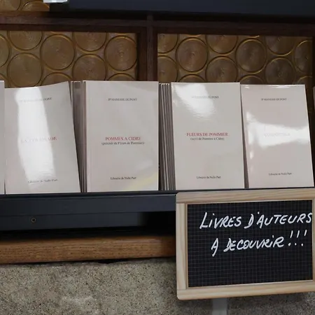 Cosy Au-dessus D'un Cafe Litteraire Avec Jardin Et Location De Velos, Proche De Conde-en-normandie - Fr-1-497-93 Apartment