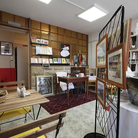 Apartment Cosy Au-dessus D'un Cafe Litteraire Avec Jardin Et Location De Velos, Proche De Conde-en-normandie - Fr-1-497-93