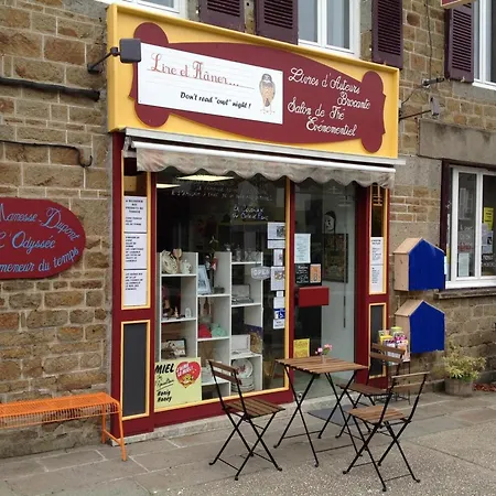 Cosy Au-dessus D'un Cafe Litteraire Avec Jardin Et Location De Velos, Proche De Conde-en-normandie - Fr-1-497-93 Apartment